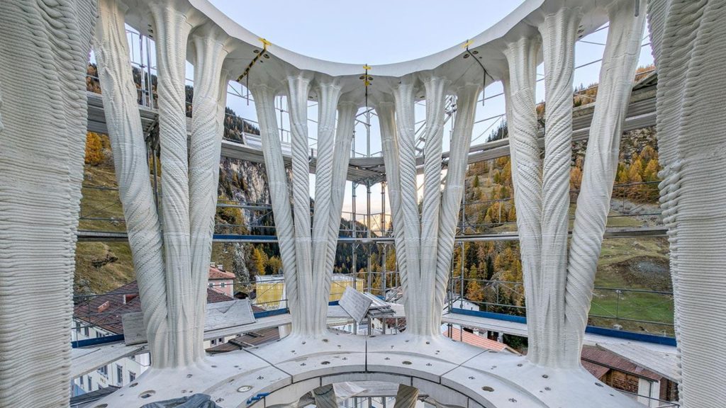 Suíça ergue torre de 30 metros com concreto impresso por robôs, elimina formas tradicionais, usa 32 colunas estruturais e cria o edifício 3D mais alto do mundo Suíça ergue torre de 30 metros com concreto impresso por robôs, elimina formas tradicionais, usa 32 colunas estruturais e cria o edifício 3D mais alto do mundo