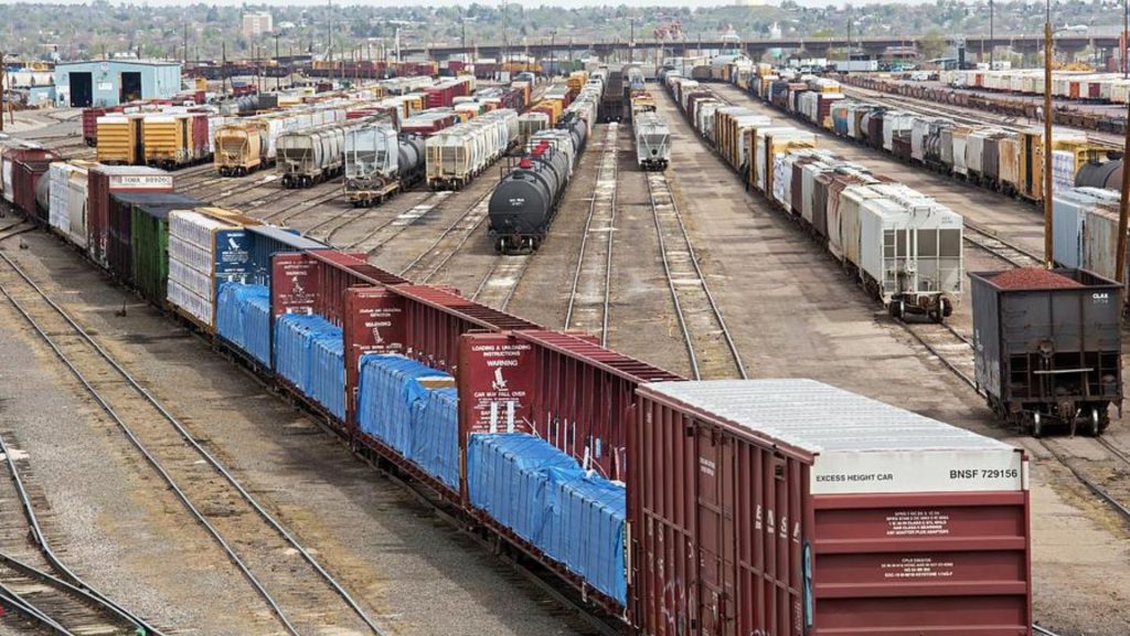Trens de carga percorrem milhares de quilômetros puxando vagões completamente vazios e, em algumas ferrovias, essas viagens sem mercadoria representam cerca de 40% de toda a operação