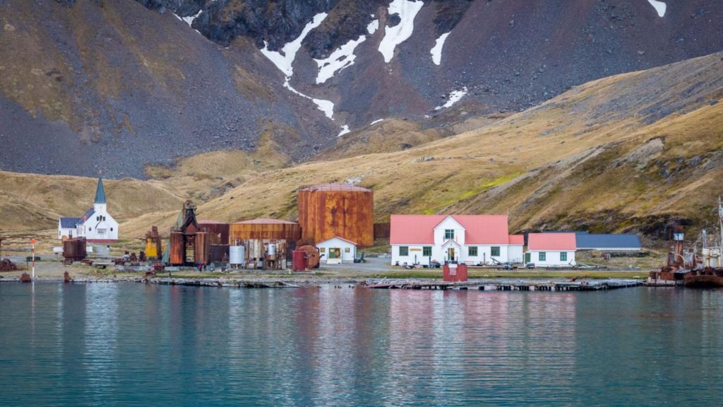 Governo abre vaga para trabalhar em uma das ilhas mais isoladas do planeta, cercada por pinguins e geleiras, onde não há aeroporto e chegar ao trabalho exige atravessar o oceano de navio