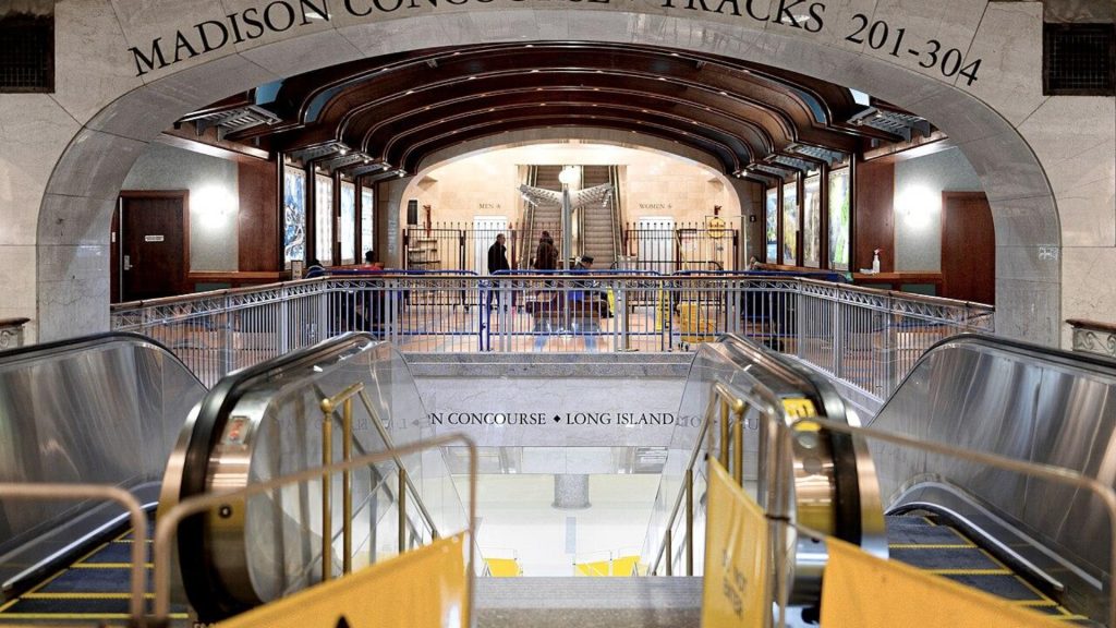 Engenheiros escavam túnel sob uma das regiões mais movimentadas de Nova York, passam entre metrô, prédios históricos, tubulações e infraestrutura ativa sem interromper um único trem e transformam obra subterrânea em quebra-cabeça de precisão