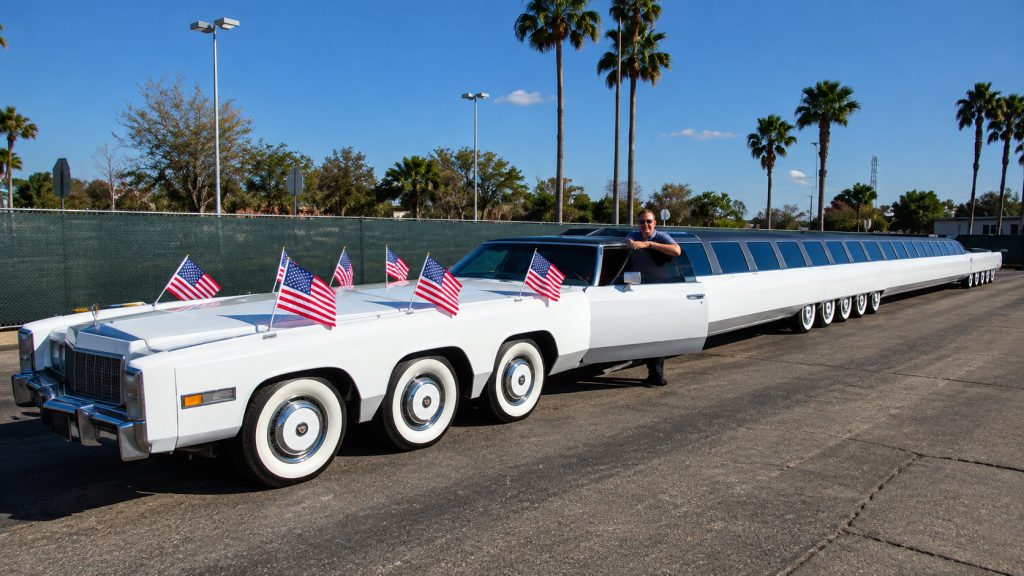 Carro mais comprido do mundo tem 30,54 metros, 26 rodas, dois motores V8, piscina, jacuzzi, minigolfe e até heliponto