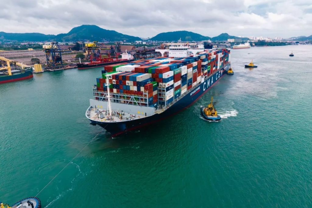 Navio de 16 mil contêineres abastece com etanol em Santos, como carro flex: é o primeiro contrato do tipo no mundo Navio de 16 mil contêineres abastece com etanol em Santos, como carro flex: é o primeiro contrato do tipo no mundo