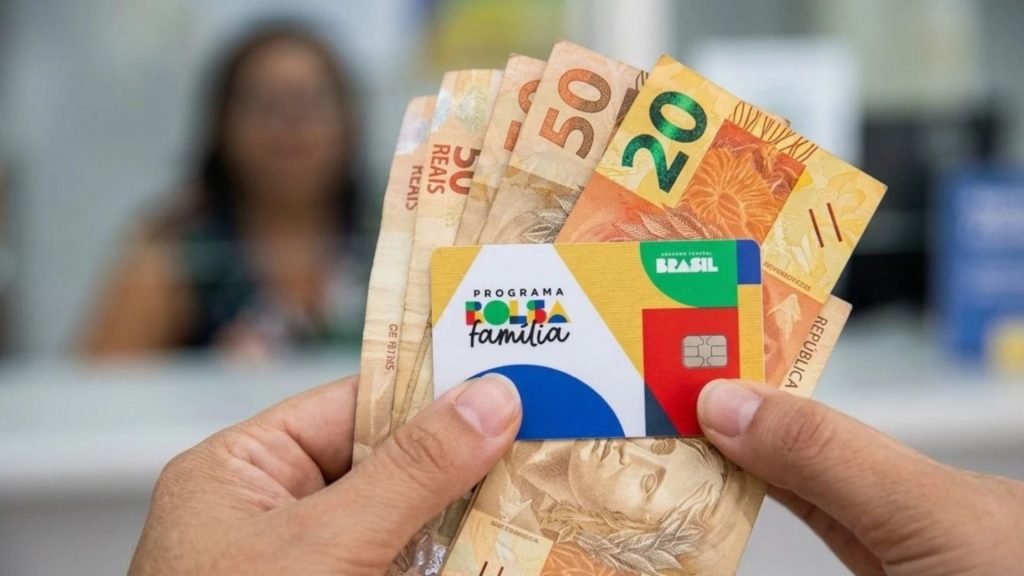 Novo piso de R$ 691 marca pagamento de outubro do Bolsa Família; Caixa inicia depósitos nesta segunda para NIS final 1, enquanto demais beneficiários recebem conforme calendário escalonado do programa