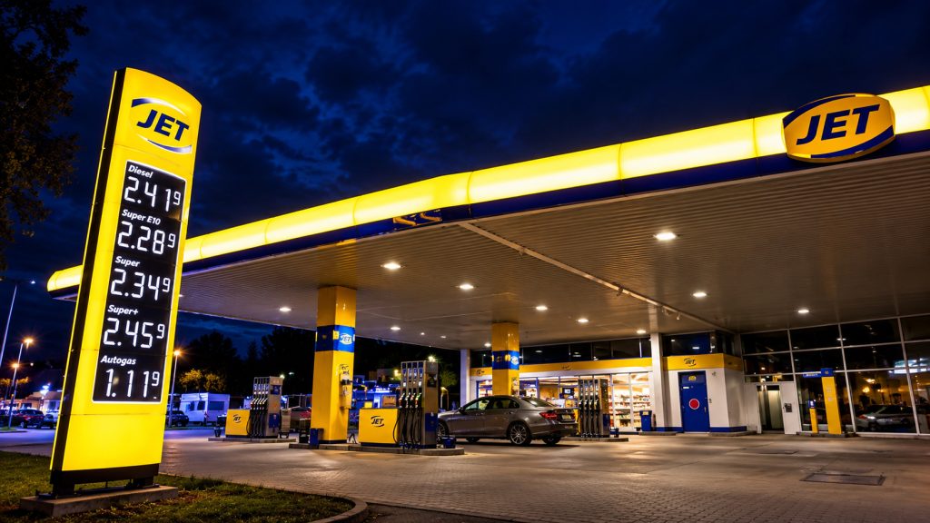 Guerra no Irã mantém petróleo acima de US$ 100 mesmo com retomada das exportações pelo Estreito de Ormuz, enquanto estoques baixos e gargalos no refino pressionam preços