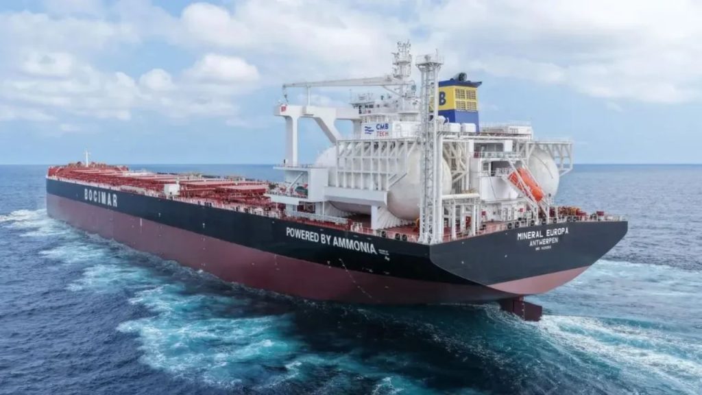 Primeiro grande graneleiro do mundo movido a amônia entra em serviço com 300 metros de comprimento, capacidade de 210 mil toneladas e missão de transportar minério de ferro da Austrália para a China, enquanto armadora prepara frota de 21 navios capazes de usar o combustível até 2029