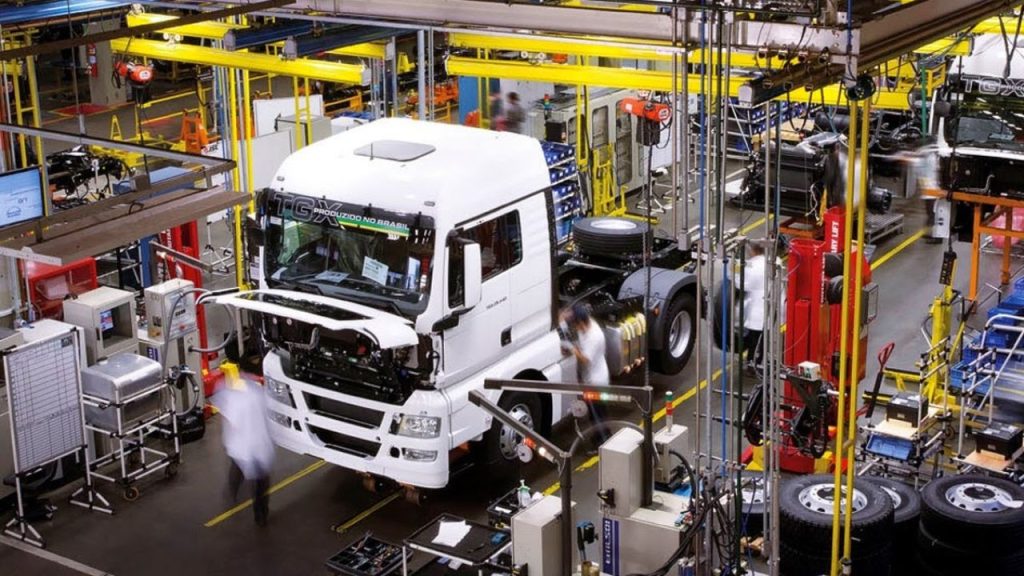 Produção de caminhões cai 6,4% no Brasil em 2026, soma 92,3 mil unidades até setembro e leva Anfavea a piorar projeção de queda dos pesados para 8,2% no ano