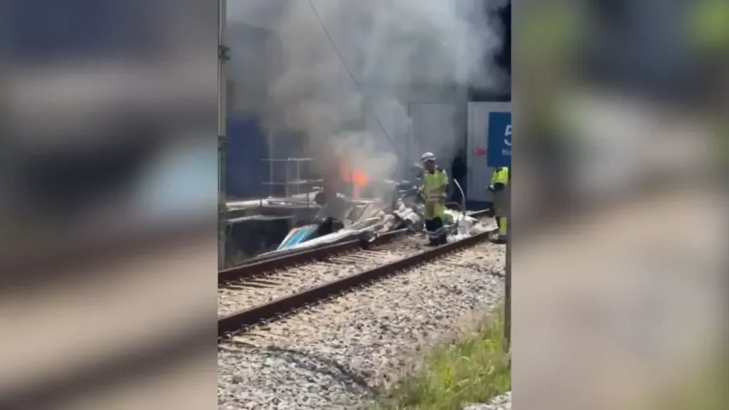 Avião de pequeno porte cai em pátio de metrô e deixa um morto em Belo Horizonte