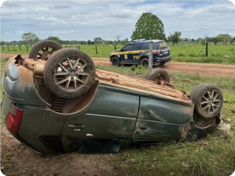 Carro com mais de 4 mil maços de cigarros capota ao fugir da PRF no Acre