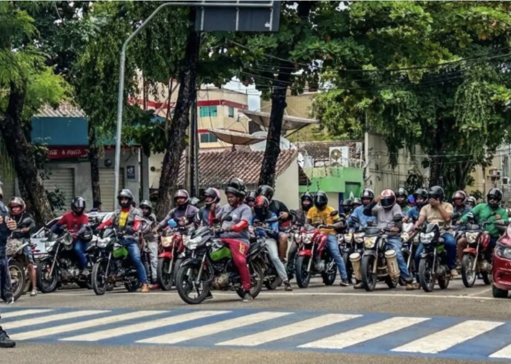 Motoboys manifestam contra nova modalidade de entregas do iFood