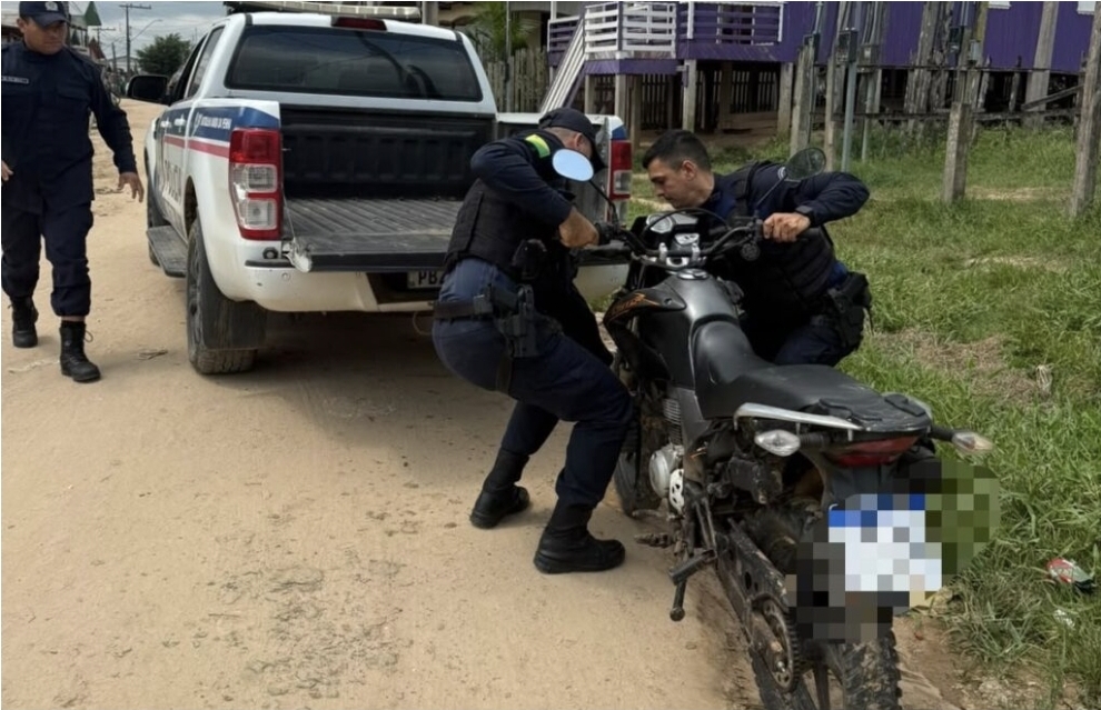Polícia Militar recupera motocicleta Honda Bros escondida em matagal às margens do Rio Tarauacá