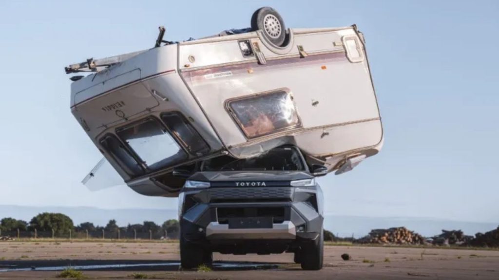 Toyota içou um trailer de 760 kg a cerca de 9 metros de altura e o soltou diretamente sobre a nova Hilux elétrica, amassou o teto, quebrou vidros e deformou a caçamba, mas a picape de 196 cv continuou funcionando e conseguiu deixar o local por conta própria após o impacto