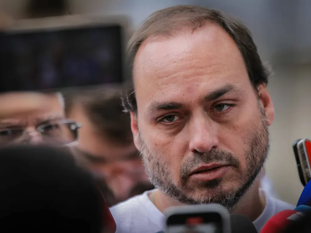 Após Flávio fugir, Carlos visita Bolsonaro: “Desculpa, pai. A gente falhou” Após Flávio fugir, Carlos visita Bolsonaro: “Desculpa, pai. A gente falhou”