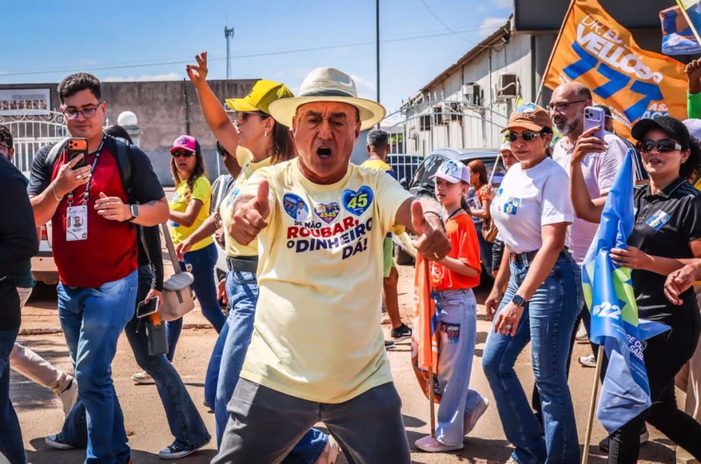 Bocalom encerra campanha com caminhada na Baixada da Sobral Bocalom encerra campanha com caminhada na Baixada da Sobral