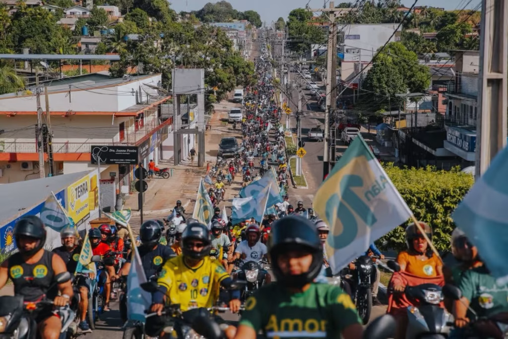 Alan Rick encerra campanha em Cruzeiro do Sul com grande carreata