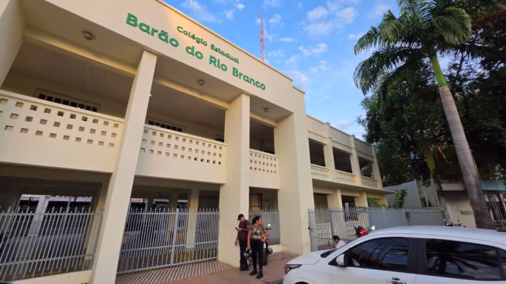 Primeiros eleitores chegam de madrugada para votar no Colégio Barão do Rio Branco Primeiros eleitores chegam de madrugada para votar no Colégio Barão do Rio Branco
