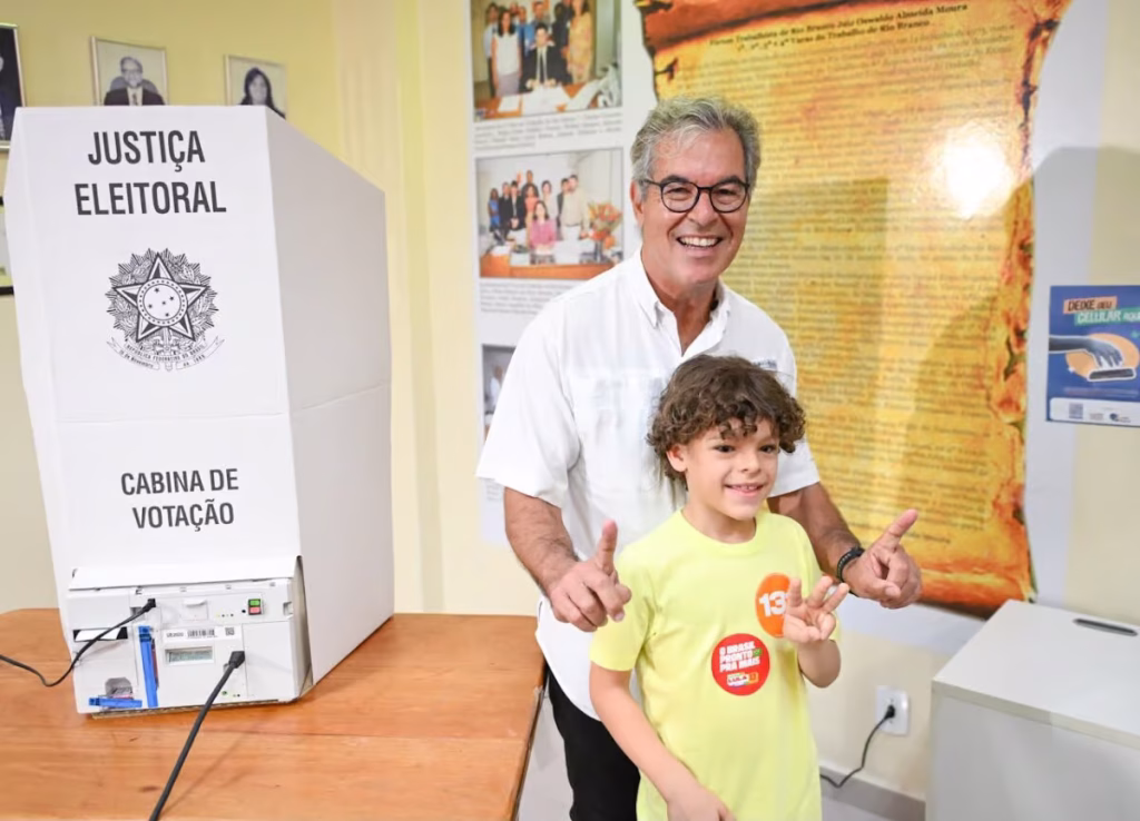 Jorge Viana vota em Rio Branco e fala em “trazer de volta a esperança”