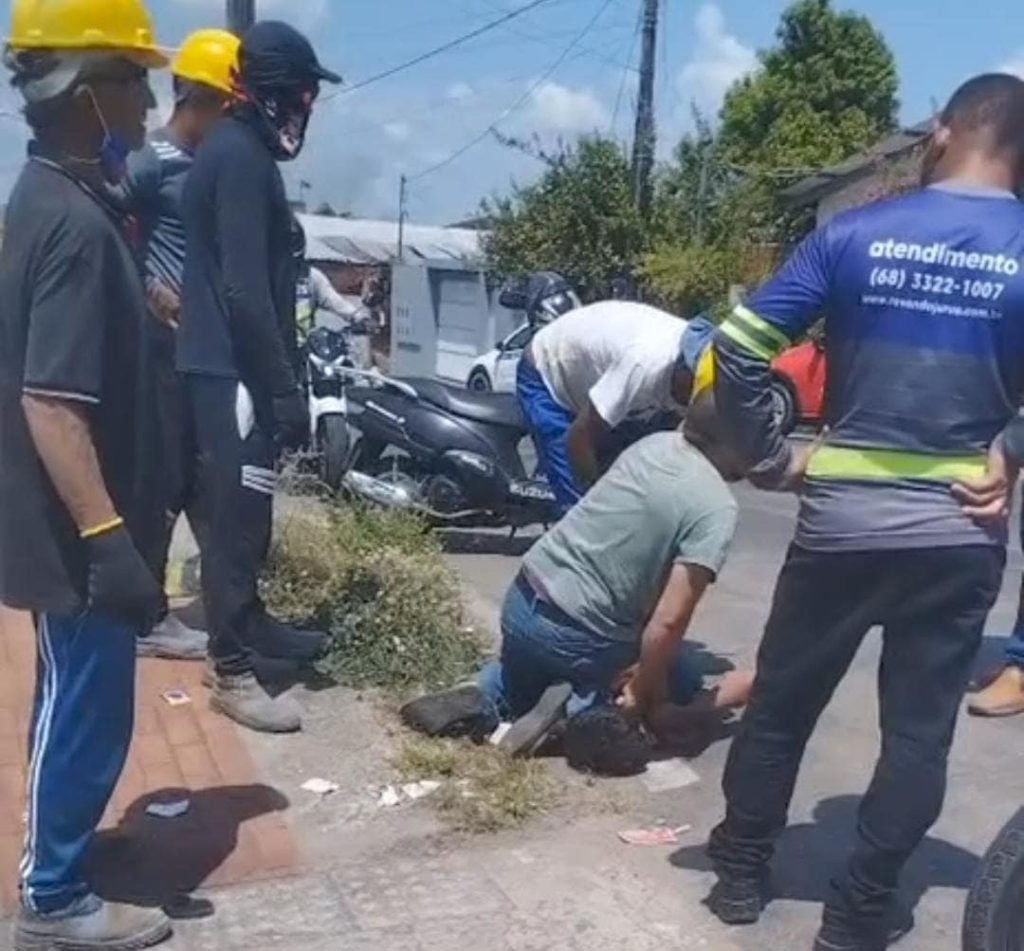 Flagrante na rua: popular imobiliza suspeito de roubo no chão até a chegada da PM em Cruzeiro do Sul Flagrante na rua: popular imobiliza suspeito de roubo no chão até a chegada da PM em Cruzeiro do Sul