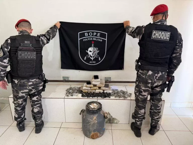 BOPE encontra drogas escondidas em botijão enterrado em quintal de casa em Rio Branco BOPE encontra drogas escondidas em botijão enterrado em quintal de casa em Rio Branco