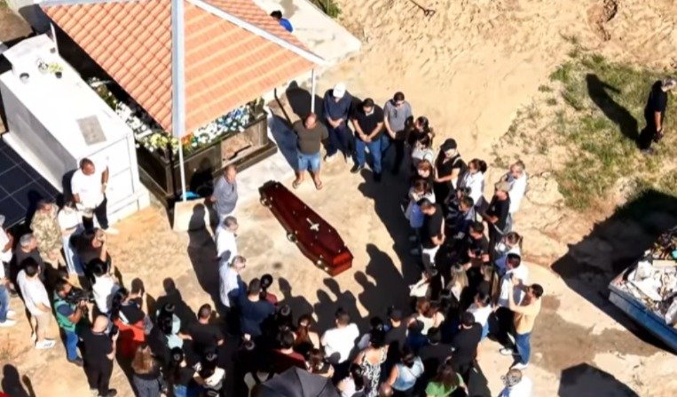 “Minha sorte foi ter ele como pai”, diz filha de Ayres Rocha durante sepultamento “Minha sorte foi ter ele como pai”, diz filha de Ayres Rocha durante sepultamento