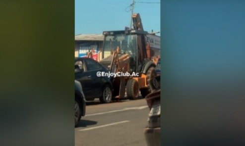 Susto na capital: Retroescavadeira colide com veículos e gera engavetamento em frente à Panificadora Bessa Susto na capital: Retroescavadeira colide com veículos e gera engavetamento em frente à Panificadora Bessa
