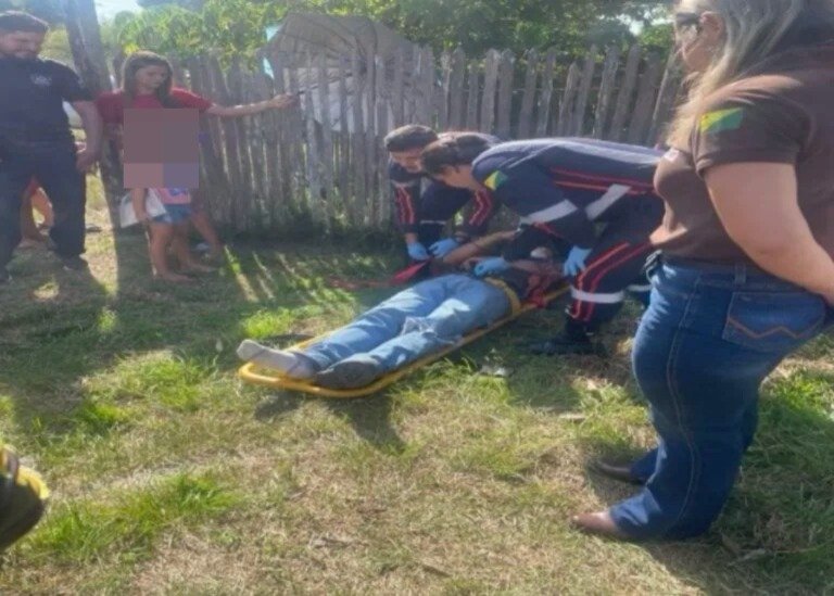 Colisão entre carro e moto deixa homem ferido em Mâncio Lima Colisão entre carro e moto deixa homem ferido em Mâncio Lima