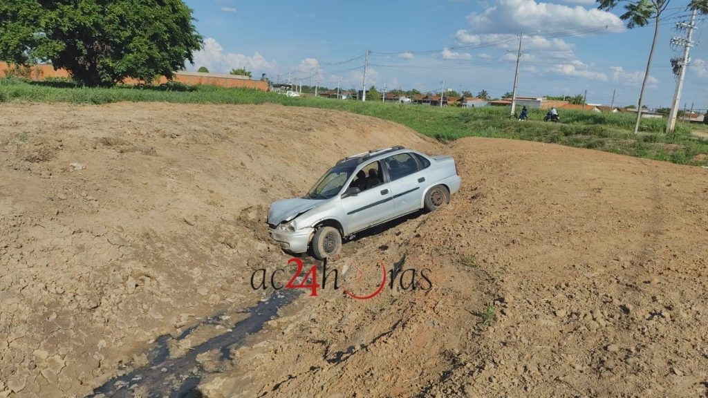 Acidente de trânsito deixa três pessoas com escoriações e veículos dentro de córrego em Rio Branco Acidente de trânsito deixa três pessoas com escoriações e veículos dentro de córrego em Rio Branco
