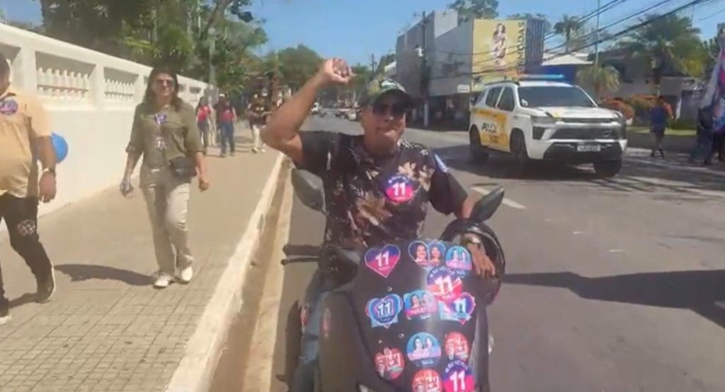 No Acre, apoiador exibe adesivo duplo de Lula e Mailza Assis em ato de encerramento de campanha
