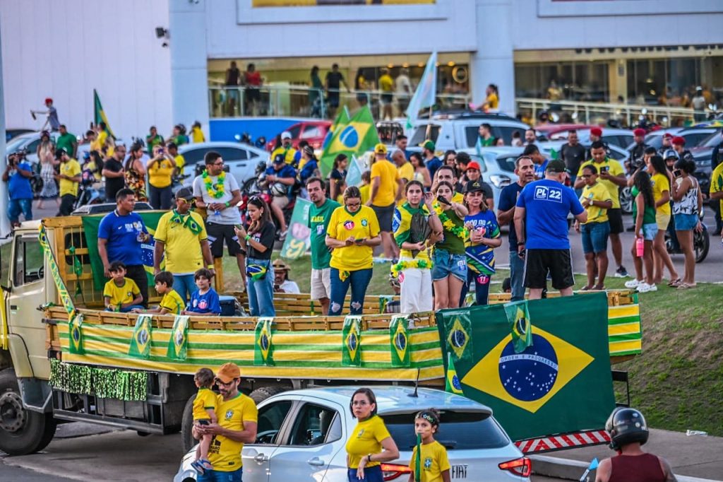 Apoiadores de Flávio Bolsonaro se concentram na Havan para carreata em Rio Branco