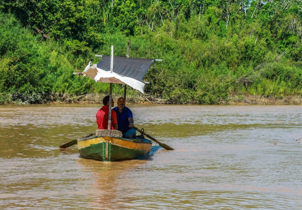 Eleitores atravessam o Rio Acre de catraia para votar no segundo turno