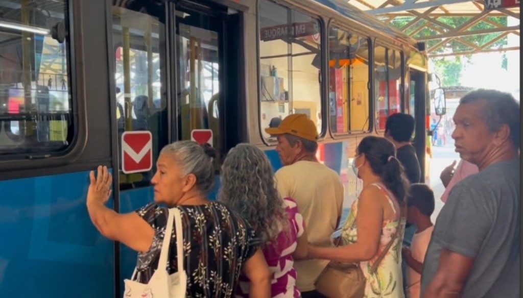 Terminal urbano de Rio Branco registra movimento intenso com ônibus gratuitos