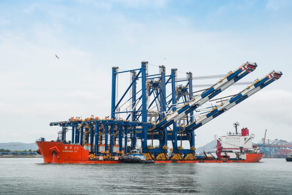 Navio de 244 metros chega a Santos carregando guindastes gigantes e obriga porto a desligar temporariamente linha de energia para conseguir passar pelo canal