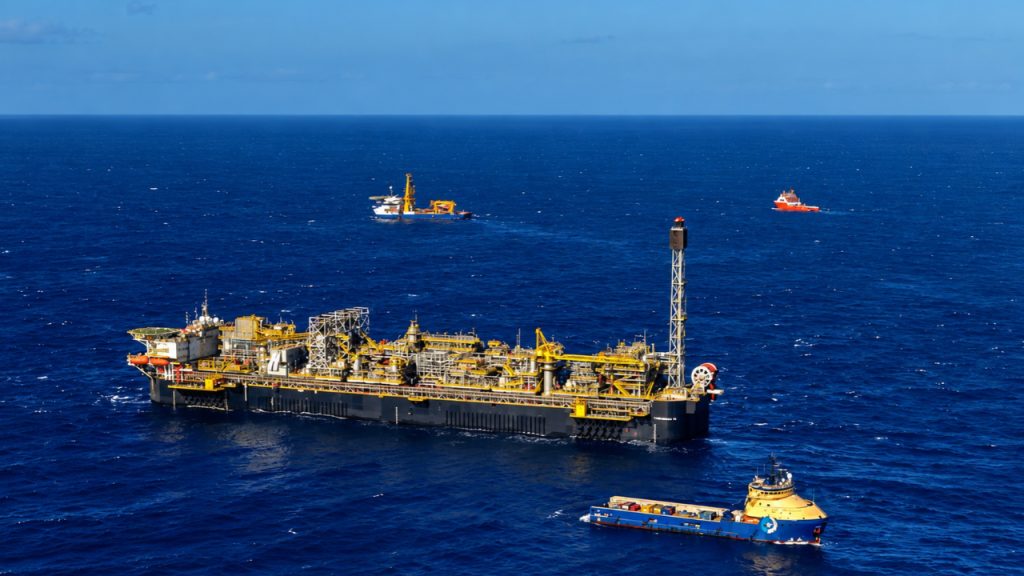 A 2,3 mil metros de profundidade, bp encontra indícios de petróleo em primeiro poço no pré-sal da Bacia de Santos e avança na exploração do bloco Tupinambá