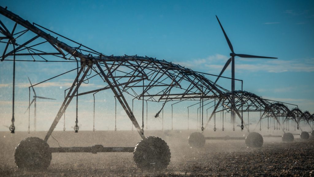 Agricultor de Illinois tem 10 torres eólicas na fazenda e recebe cerca de R$ 600 mil por ano, mas no Nordeste os relatos vão de R$ 600 a R$ 2 mil por mês por torre