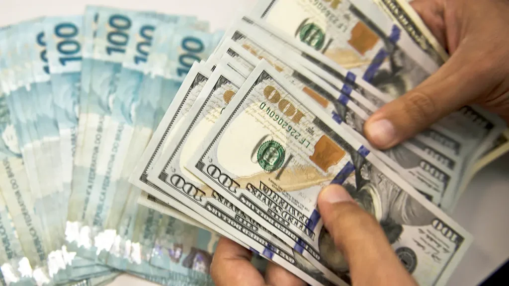 Dólar hoje sobe a R$ 5,04, acompanhando exterior e à espera de pesquisa Datafolha Dólar hoje sobe a R$ 5,04, acompanhando exterior e à espera de pesquisa Datafolha