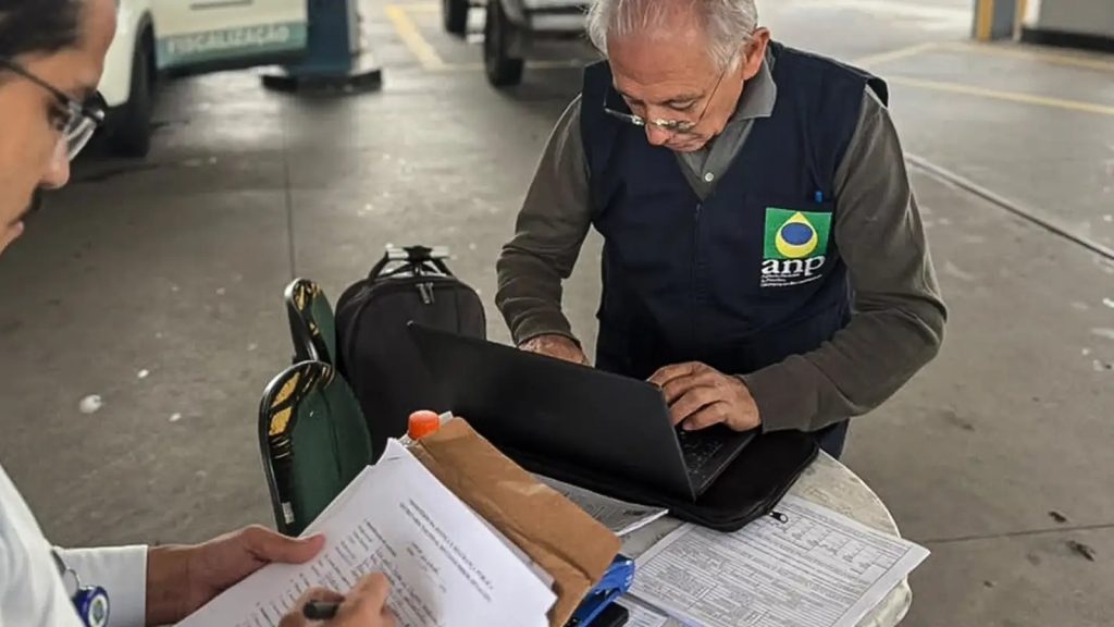 ANP poderá ver notas fiscais de combustível em 22 estados e no DF, mas só com resolução prevista até março de 2027; São Paulo, Paraná, Santa Catarina e Amazonas ficam fora da lista