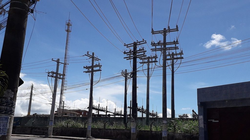 Moradores de Cabula, Pernambués, São Caetano e de mais bairros de Salvador ficaram sem luz no início da tarde do 2º turno por uma falha numa subestação da Axia Nordeste, e a Coelba começou a religar 2 minutos depois