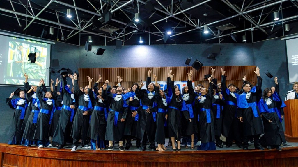 Aos 21 anos, aprendiz de Manaus sai da primeira turma de aprendizagem técnica em Eletromecânica do SENAI Amazonas já contratado na área de ferramental, um dos 9 efetivados entre 24 formandos ligados à Novamed