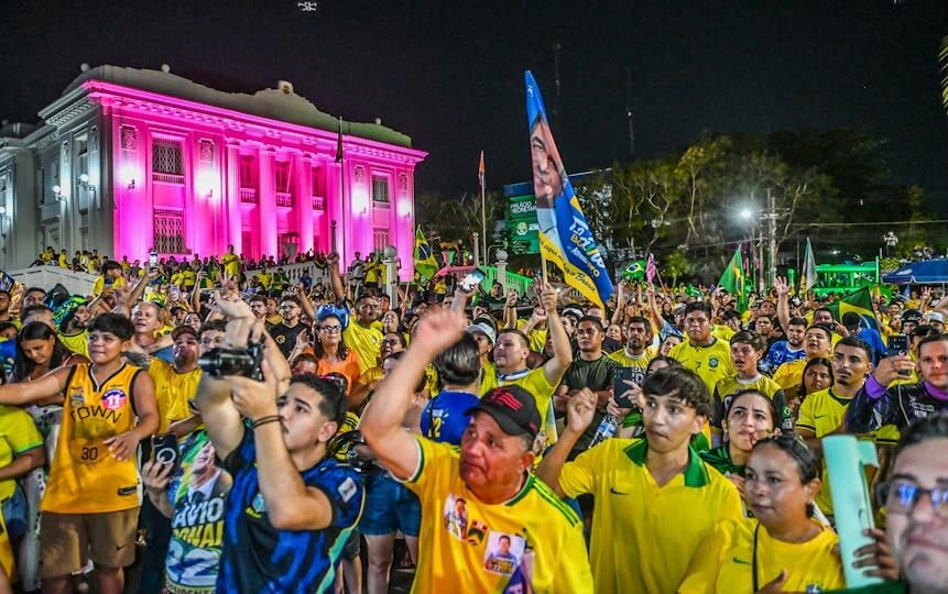 Ato em apoio a Flávio Bolsonaro reúne milhares em Rio Branco Ato em apoio a Flávio Bolsonaro reúne milhares em Rio Branco