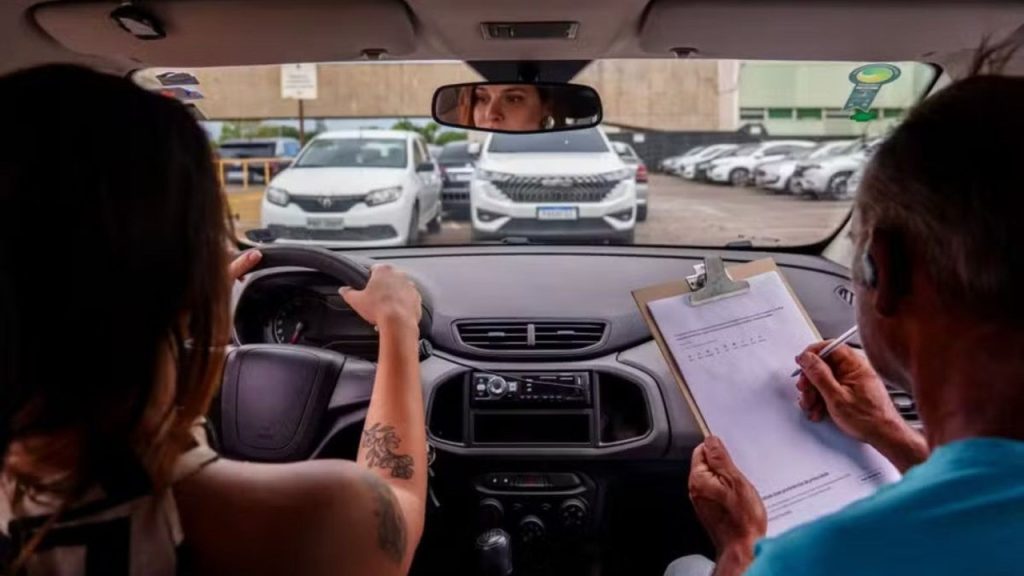 Quem vai tirar a CNH em Santa Catarina passa a fazer biometria no início e no fim de cada aula, com GPS e quilometragem registrados, mínimo de 2 horas de prática e instrutor autônomo liberado para carro e moto