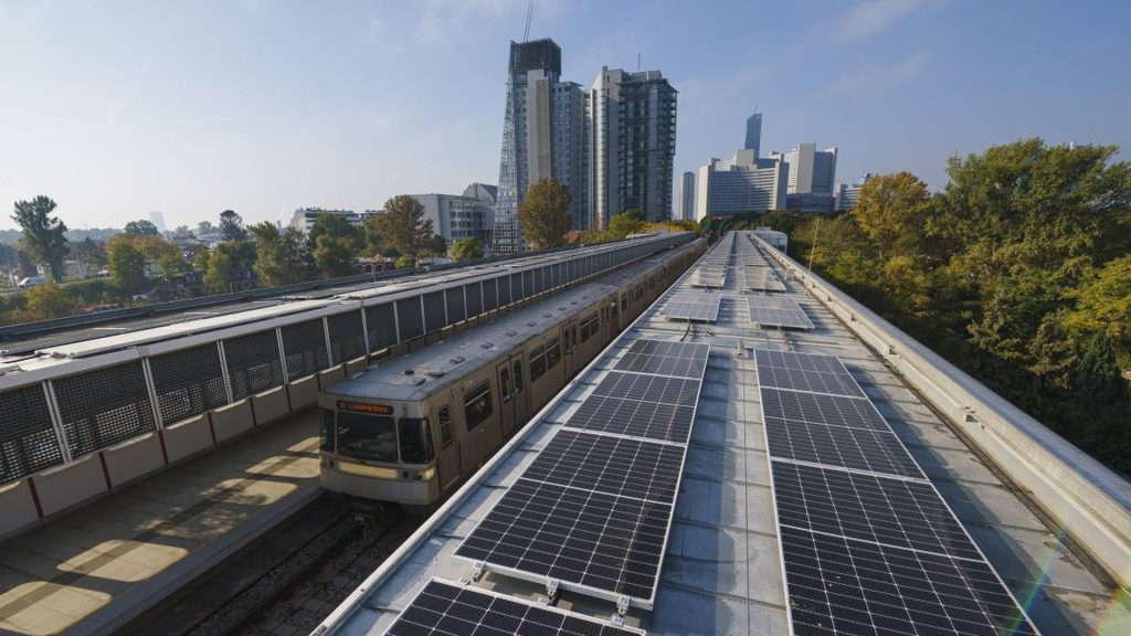 Áustria teve 43.300 tickets em 10 minutos para disputar R$ 215 milhões de subsídio solar que paga R$ 838 por kWp, enquanto no Brasil painel novo já paga 60% do Fio B Áustria teve 43.300 tickets em 10 minutos para disputar R$ 215 milhões de subsídio solar que paga R$ 838 por kWp, enquanto no Brasil painel novo já paga 60% do Fio B