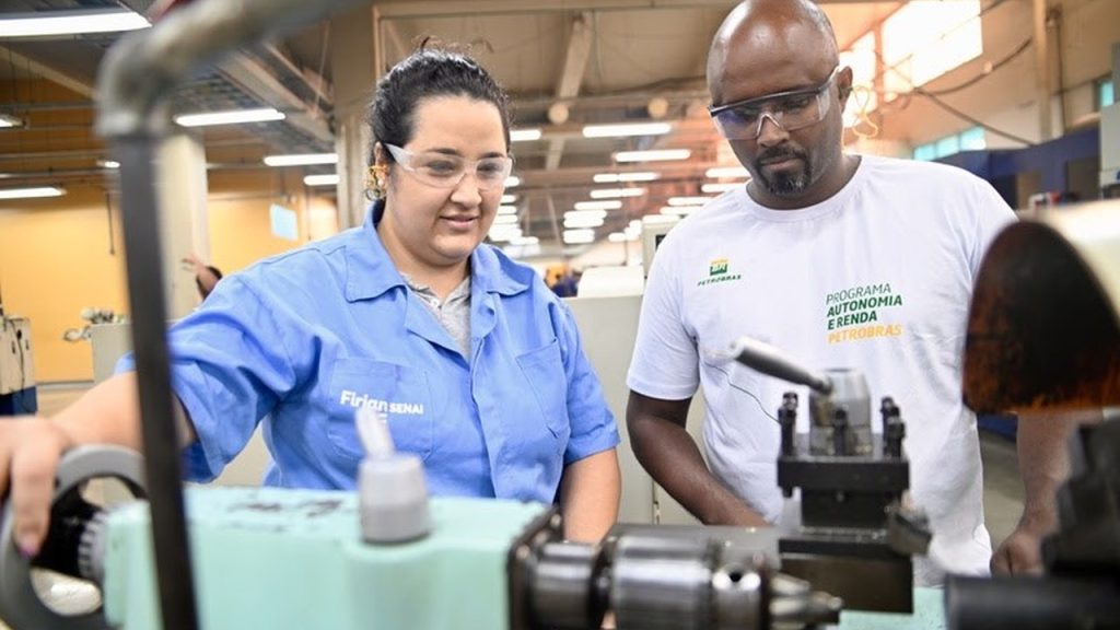 Mulheres com filhos de até 11 anos recebem bolsa de R$ 858 por mês nos cursos gratuitos de caldeireiro e montador de andaimes do programa da Petrobras com o Senai, que tem 1.120 vagas em cinco estados