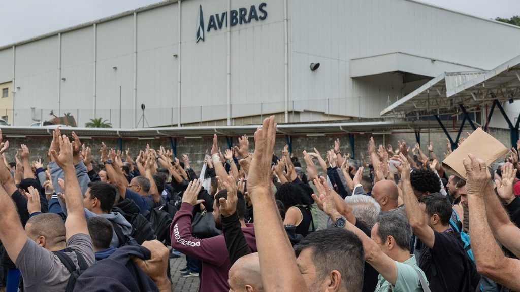 Avibras fecha acordo com jornada de 42 horas no lugar de 44, reajuste de 6,06% e vale-alimentação de R$ 450 na primeira campanha após 1.281 dias de greve Avibras fecha acordo com jornada de 42 horas no lugar de 44, reajuste de 6,06% e vale-alimentação de R$ 450 na primeira campanha após 1.281 dias de greve