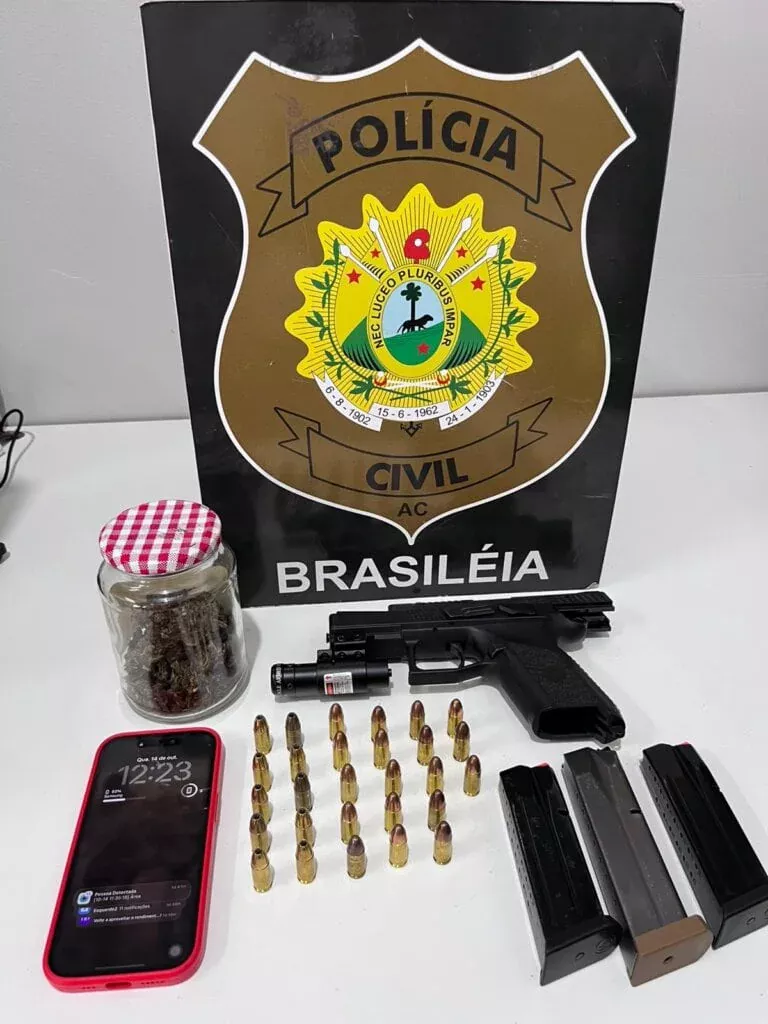 Jovem é preso com pistola 9 mm, carregadores e drogas em Brasiléia Jovem é preso com pistola 9 mm, carregadores e drogas em Brasiléia