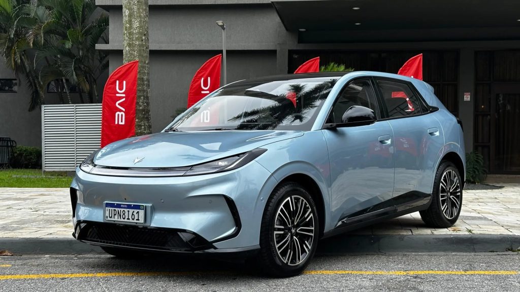 Quem procura um elétrico de R$ 130 mil ganha o Arcfox T1, da BAIC, que roda 283 km e mira o BYD Dolphin