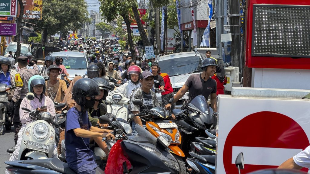 Motoristas em Bali esperam até 4 horas por combustível, enquanto três carregamentos que somam 26,2 milhões de litros tentam aliviar filas gigantes nos postos