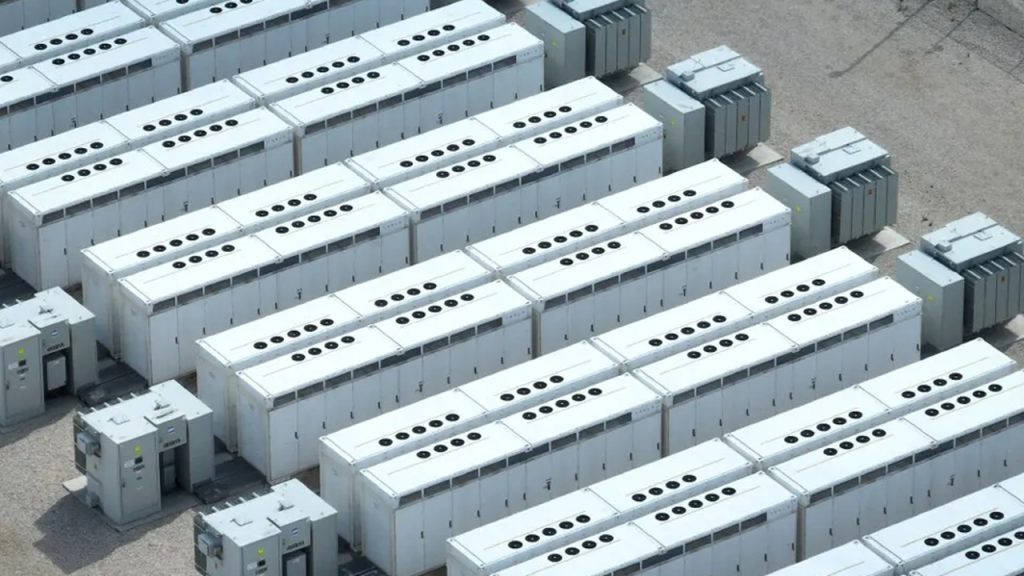 Texas instala 3.440 MW de energia solar em seis meses e amplia uso de baterias para atender consumo no calor