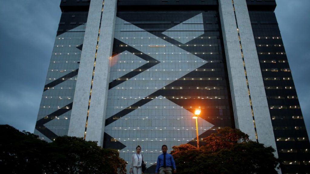 Banco do Brasil desaba 6,4% em um dia depois que o JPMorgan rebaixa a ação para venda e prevê lucro R$ 4,7 bilhões menor em 2026