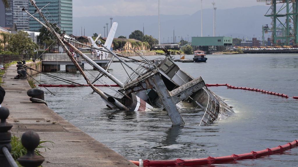 Depois de uma reflutuação de mais de R$ 8,6 milhões, o navio Professor Besnard, que levou as primeiras equipes do Brasil à Antártida, tem o casco à venda como sucata, e leme, âncoras e motor devem ser separados para um memorial