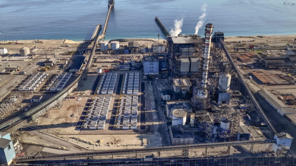 Chile reutiliza área preparada para ampliar usina a carvão e instala 160 contêineres de baterias por US$ 174 milhões; parque de 802 MWh pode atender mais de 84 mil casas por até cinco horas