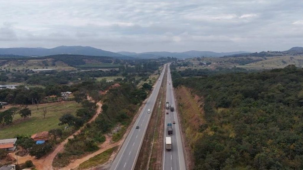 Moradores de Bom Despacho e Nova Serrana estão no único trecho de 44,3 km da BR-262 que será duplicado com os R$ 2,74 bilhões do BNDES, enquanto Uberaba ainda espera aval da ANTT para antecipar a terceira faixa até Araxá Moradores de Bom Despacho e Nova Serrana estão no único trecho de 44,3 km da BR-262 que será duplicado com os R$ 2,74 bilhões do BNDES, enquanto Uberaba ainda espera aval da ANTT para antecipar a terceira faixa até Araxá